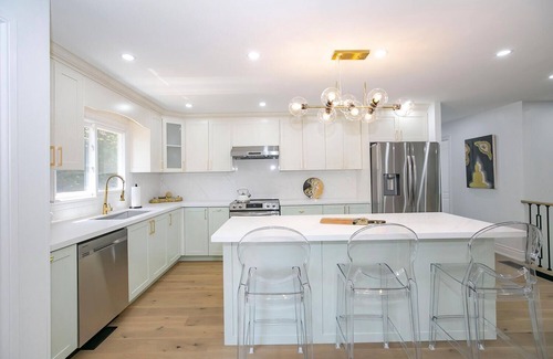 Mississauga House | Modern Cozy Newly Renovated Home fully equipped ideal for long stays