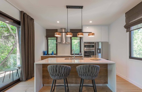 Apache Shores House | Modern Creek House Getaway in Lakeway Austin