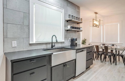 Oak Cliff House | Modern Dallas 3BR | Backyard Oasis & Firepit