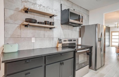 Oak Cliff House | Modern Dallas 3BR | Backyard Oasis & Firepit