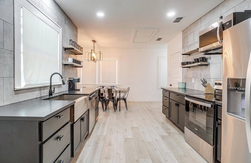 Oak Cliff House | Modern Dallas 3BR | Backyard Oasis & Firepit