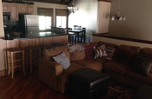 Incline Village House | Modern Deluxe 4 BD/3.5 BA Condo, Walking Distance To Shops And Restaurants