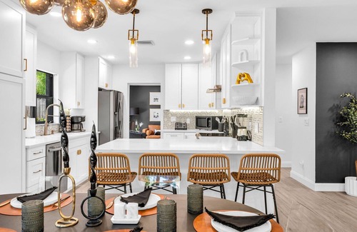 West Palm Beach House | Modern Deluxe Palm Beach Coco Villa & Pool Bar!