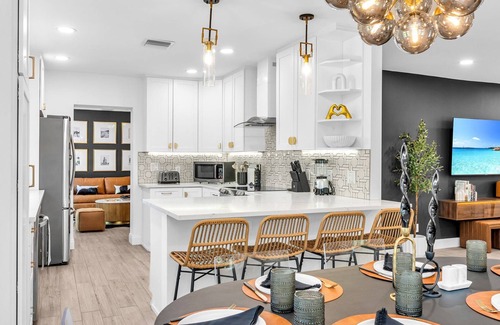 West Palm Beach House | Modern Deluxe Palm Beach Coco Villa & Pool Bar!