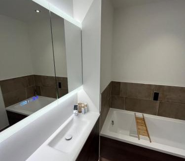 Moffat Apartment | Modern Double Room near Canary Wharf and Excel