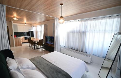 Larissa Apartment | Modern Downtown apartment + FREE parking
