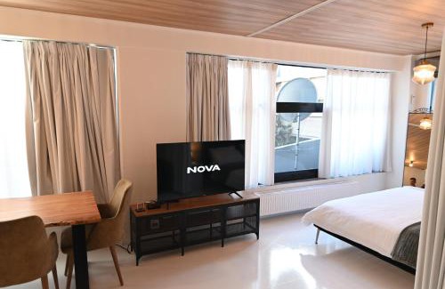 Larissa Apartment | Modern Downtown apartment + FREE parking