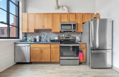 Downtown Cleveland Apartment | Modern Downtown Haven, Sofa Bed, Cafe, Parking & WiFi