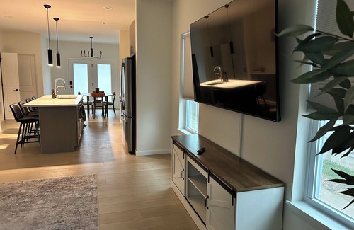 Tremont House | Modern Downtown Oasis – Brand New 3BR Getaway in the Heart of Cleveland!