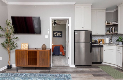 Downtown Little Rock Apartment | Modern Downtown Retreat | Private | Free Parking