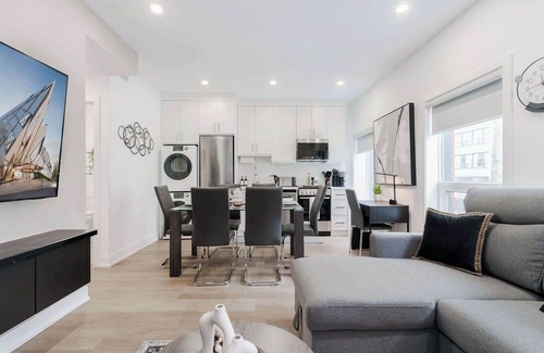 Grange Park Hotel | Modern Downtown Suite—2 min to Transit, Sleeps 8