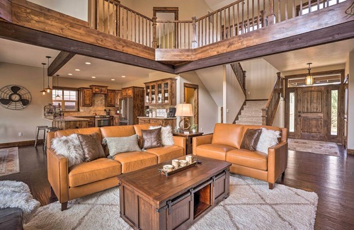 Redmond House | Modern Eagle Crest Escape w/Patio & 2 Balconies!