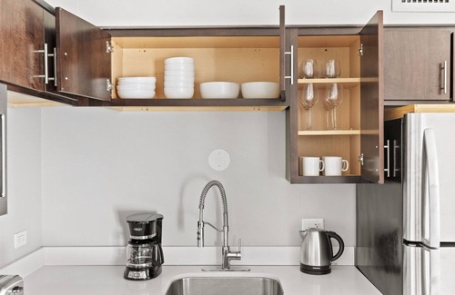 Edgewater Beach Apartment | Modern Edgewater 1BR w/Gym, Deck & Lounge, 5 blocks to L, by Blueground