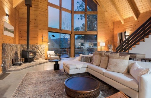Idyllwild House | Modern elegant cabin with cozy charm, Hot tub on 1 Acre of land
