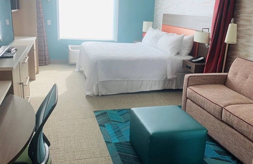 Wilmington Hotel | Modern Elegance! 2 Pet-Friendly Units, Outdoor Pool, Free Breakfast and Parking!