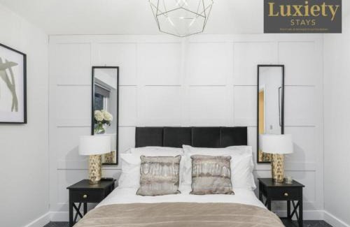 Southend-on-Sea Apartment | Modern & Elegant 1BR City Centre - Near High St & Southend Beach by Luxiety Stays