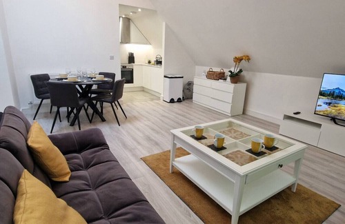 Whittington Apartment | Modern Elegant 2-Bed, free private parking