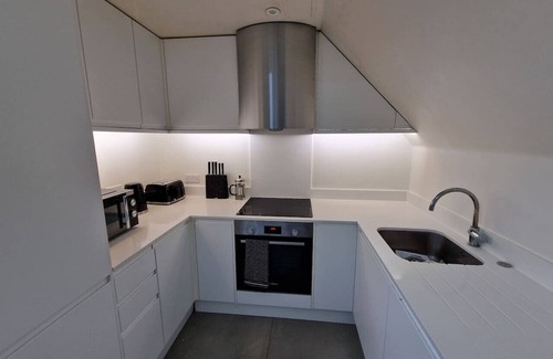 Whittington Apartment | Modern Elegant 2-Bed, free private parking