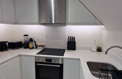 Whittington Apartment | Modern Elegant 2-Bed, free private parking