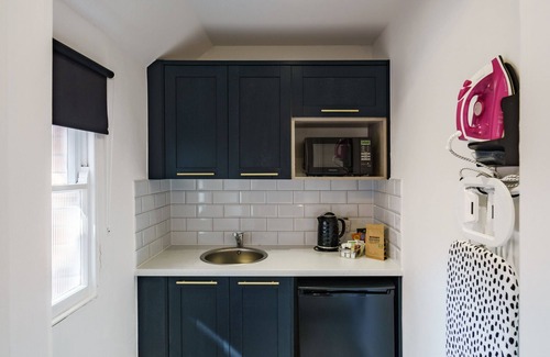 City Centre Apartment | Modern ensuite studio apartment with kitchenette