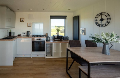 Newton Stewart Apartment | Modern Family Container Cabin With Hot Tub