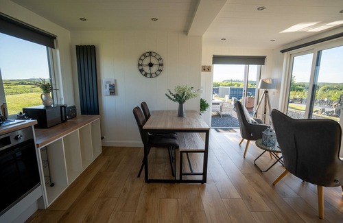 Newton Stewart Apartment | Modern Family Container Cabin With Hot Tub