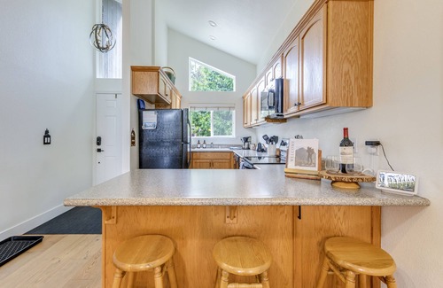 Shaver Lake House | Modern Family Cabin with Gas Fireplace, WIFI + EV CHARGER