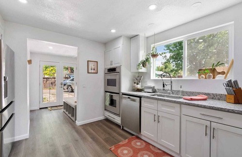Berkley House | Modern Family Home | Rooftop Patio | Game Room
