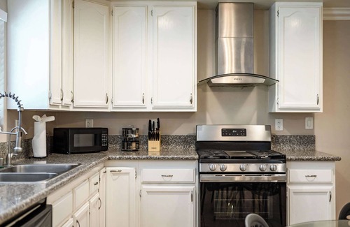 Westmont House | Modern Family Home w Full Amenities & Near ONT