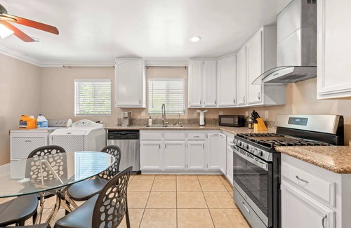 Westmont House | Modern Family Home w Full Amenities & Near ONT