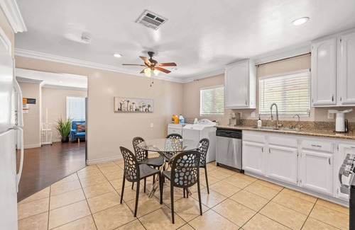 Westmont House | Modern Family Home w Full Amenities & Near ONT