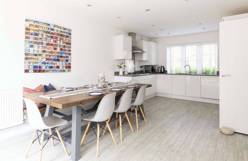 Birdham House | Modern Family Retreat Nr Beaches and Marina