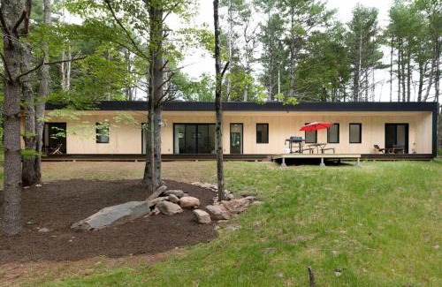 Round Top Villa | Modern Family Retreat in the Catskills Wilderness