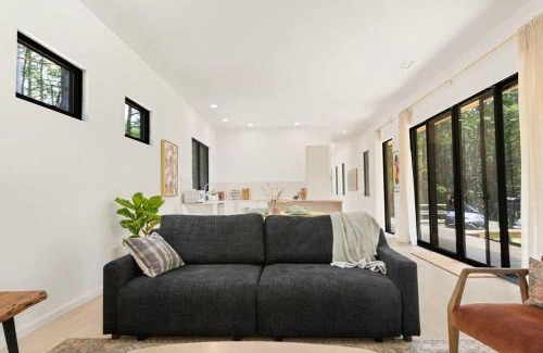 Round Top Villa | Modern Family Retreat in the Catskills Wilderness