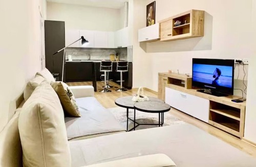 Tirana Condo | Modern family-sized condo with private veranda-5 min to the lake