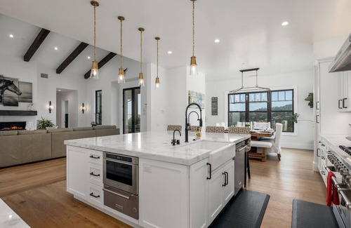 Vista House | Modern Farm Estate, Lux-Jacuzzi, PettingZoo, Views