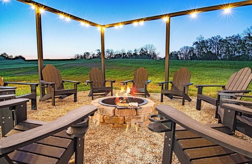 Perry Park House | Modern Farmhouse Near Distilleries! Hot tub, GameRoom, Firepit, Luxury, 5-Acres!