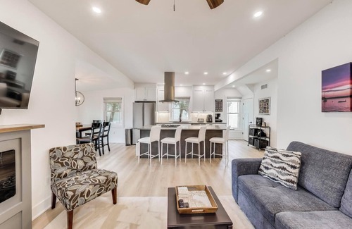 Lake Geneva House | Modern Farmhouse Walk to Downtown | Fire Pit & Deck | Sleeps 8