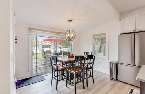 Lake Geneva House | Modern Farmhouse Walk to Downtown | Fire Pit & Deck | Sleeps 8