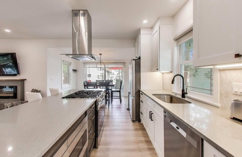Lake Geneva House | Modern Farmhouse Walk to Downtown | Fire Pit & Deck | Sleeps 8