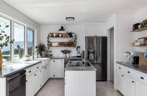 Central Okanagan House | Modern Farmhouse with Magical Lake View