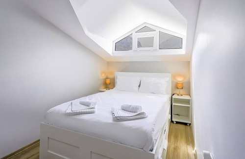 Goynuk Apartment | Modern Flat w Balcony 5 min to Beach in Kemer