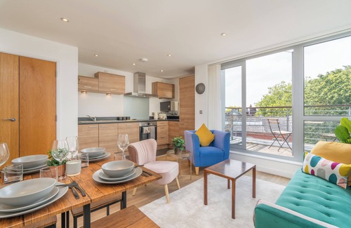 Portsmouth Apartment | Modern Flat with Balcony view and FREE car parking