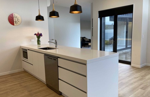 Wanaka House | Modern Fully Fenced Stackbrae Holiday Home