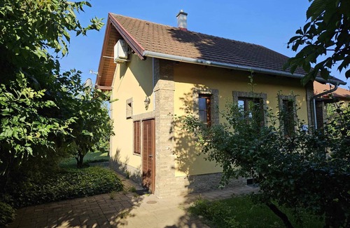 Agard House | Modern furnished, air-conditioned, exclusive holiday home.