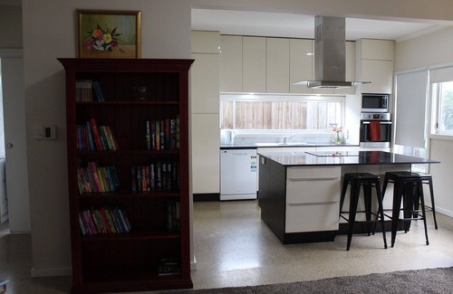 Enfield House | Modern Garden Getaway close to Burwood, 2 BR, WiFi, Parking and Pool!