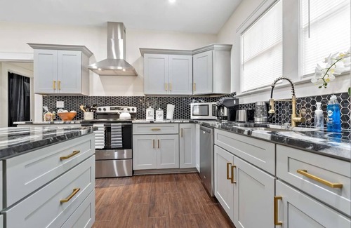 Leinkauf House | Modern Gem | 2 Homes Rental, Sleeps 10, Large Groups!