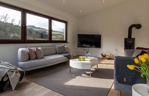 Meschede House | Modern, Gerenoveerd, Splitlevel Vakantiehuis Vlakbij Hennesee