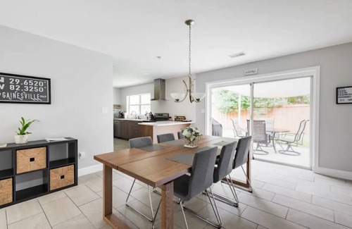Gainesville House | Modern get away in the heart of GNV. Mins to UF
