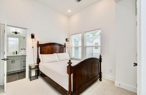 North Houston Villa | Modern getaway near downtown and airport